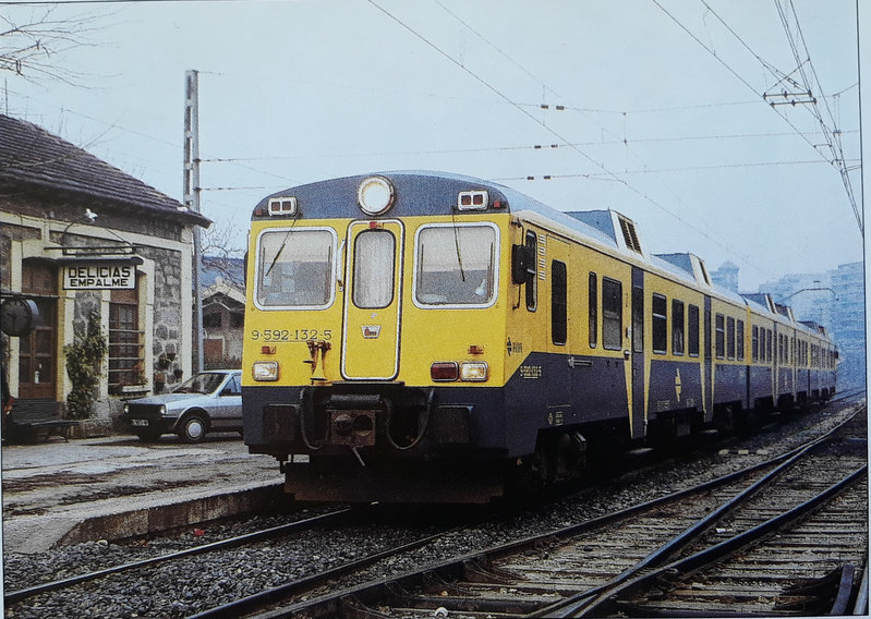 Aut. 592-132 estacionado Delicias Empalme con destino a CerroNegro, 16-2-1990.jpg