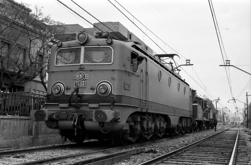 7608 con tren de locos vapor Vilanova 11.81.jpg