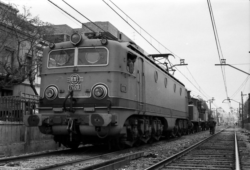7608 con tren locos vapor VilanovaG 11.81.jpg