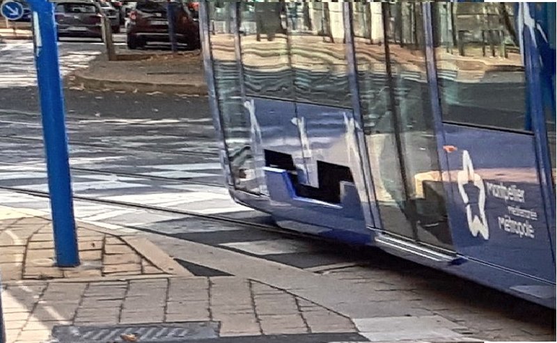 Bogie trasero articulado tranvia Montpellier .jpg