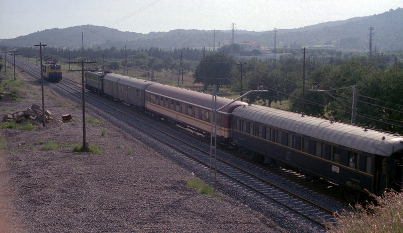 e127 Expreso a La Coruña y Vigo  y 250... Sitges, antigua apeadero del autodromo... 18'07 h del 18-mayo-1986.jpg