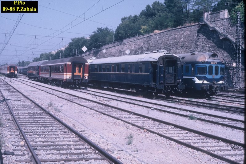 e174 Multitud de coches de viajeros estacionados en Principe Pio. Septiembre de 1988.jpg