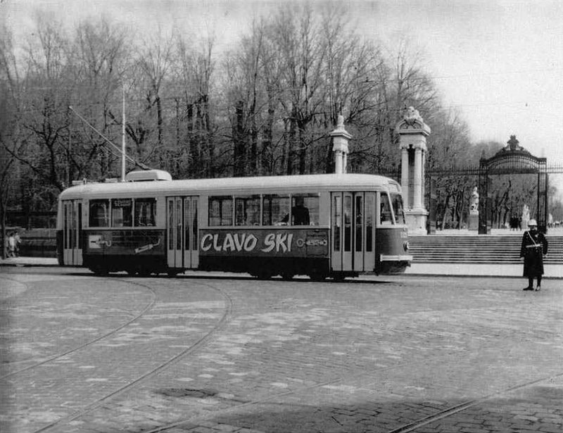 Un 52 en Alfonso XII esq. A. Maura, 1958.jpg