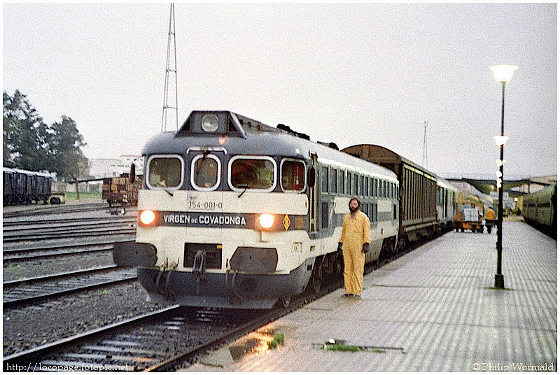 _354-001 al frente del Expreso nº 890 procedente de Madrid Atocha Badajóz, 10-feb-85.jpg