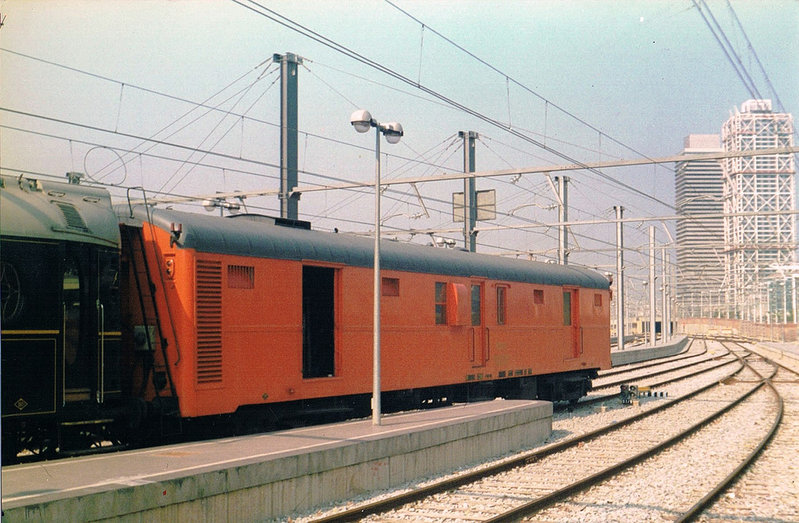 Furgón 5.017 DD Estación Barcelona-Término 8-5-1992.jpg