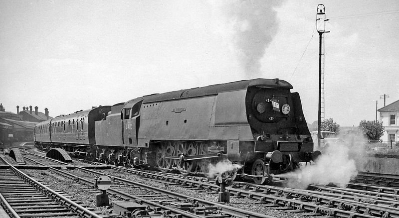 800px-Salisbury_station_geograph-2668456-by-Ben-Brooksbank foto Ben Brooksbank.jpg