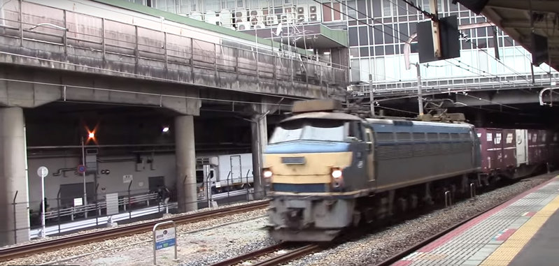 JR Freight Class EF66 en Shin-Osaka Station.jpg