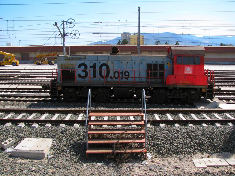 002. Locomotora Renfe-Adif 310.019 en la estación de Los Prados, Málaga (27.08.2010).jpg