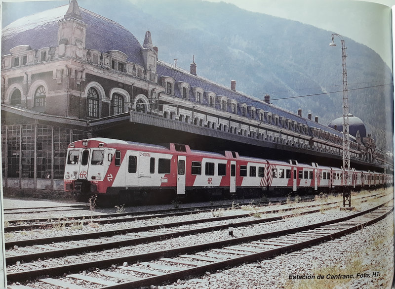 Automotor 592-007M estacioando en la estación internacional de Canfranc, 1996.jpg