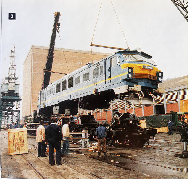 251-002 en pleno acoplamiento caja-bogies en el puerto de Barcelona, 05-5-1982.jpg