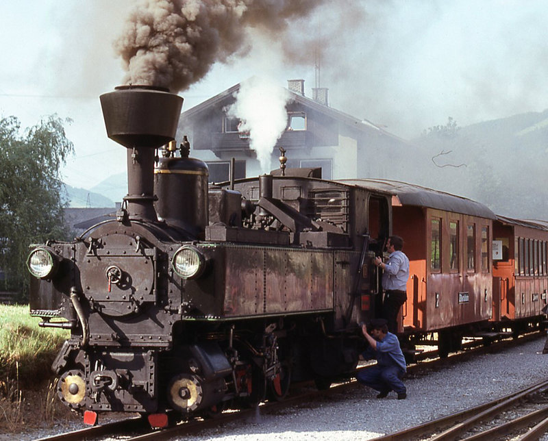 Zillertalbahn_2_in_station.jpg