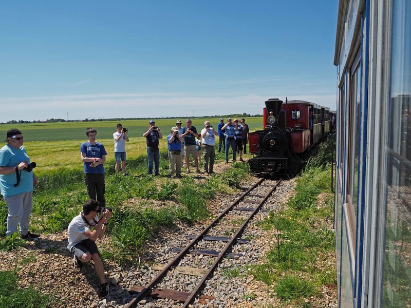 61 Aficionados esperando el cruce de trenes.jpg