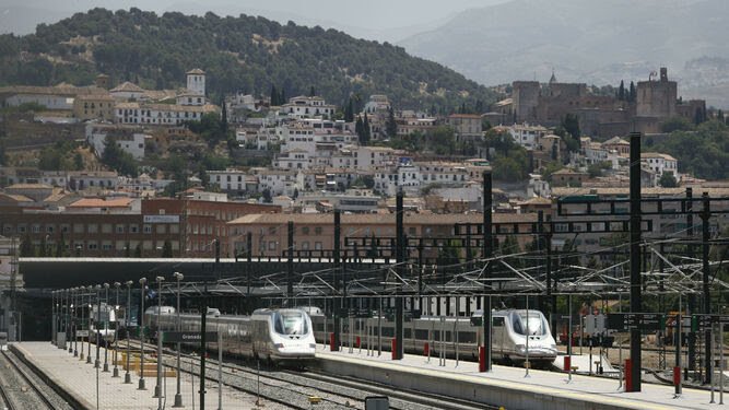 trenes-AVE-Estacion-Andaluces_1369673185_102177805_667x375.jpg