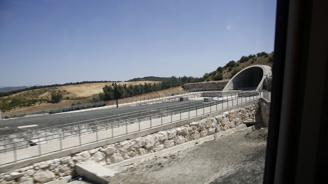 Entrada-tubos-Quejigares-plataforma-construida_1372373650_102531534_667x375.jpg