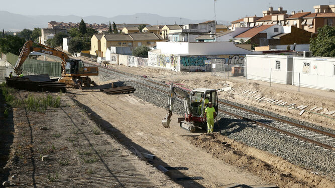 excavadoras-realizan-necesarias-construccion-cambiador_1374472541_102780752_667x375.jpg