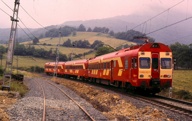 Renfe serie 444 en tierras del Norte. Foto; Flickr.jpg