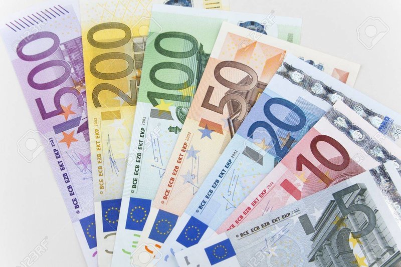 16878418-unión-europea-grupo-de-monedas-de-los-billetes-euro.jpg