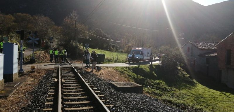 accidente-tren-llanes-vehiculo-arrollado-14_g (1).jpg