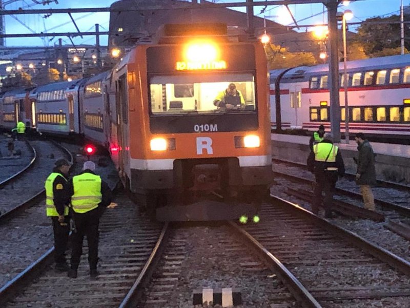 el-tren-descarrilado-en-barcelona.jpeg