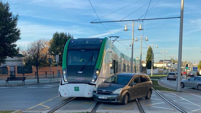 Colision-vehiculo-tranvia-rotonda-Ardilla_1434766737_116522534_667x375.jpg