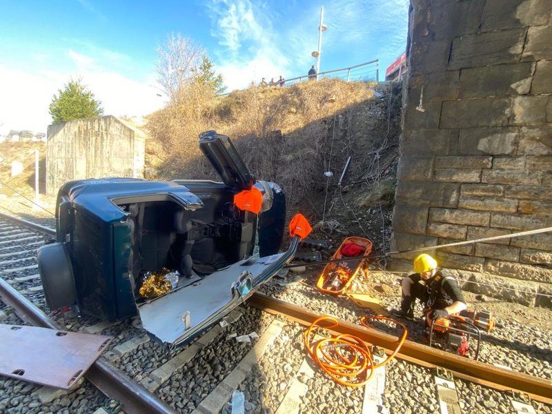 los-bomberos-han-auxiliado-al-conductor-del-vehiculo.jpg