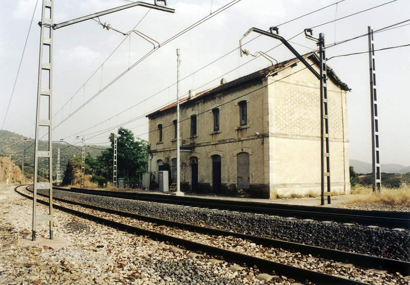 102-Vista principal de la estación de Las Correderas y su haz de vias.jpg