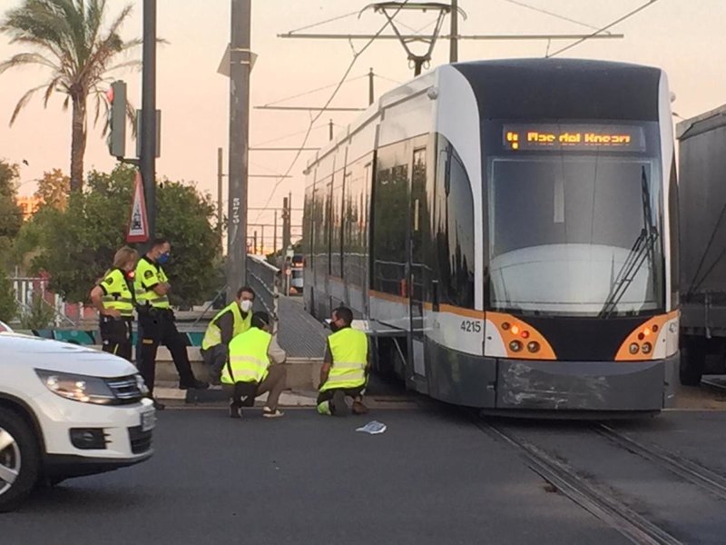 accidente-tranvia-valencia-avenida-cataluna-siniestro-impacto-descarrilamiento-heridos.jpg