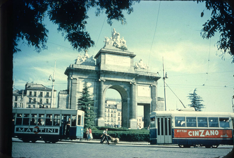 Un 700 de línea 31 y un CH de línea 60. Pta. de Toledo 1956.jpg