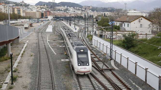 Granada-Tren-cautelosa-impulso-Guadix-Baza_1588052264_140760254_667x375.jpg
