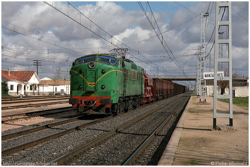 e161 278-006 con un mercancías en dirección norte. Manzanares, 4 de febrero de 1988.jpg