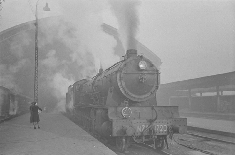 MZA 1720 en Madrid Atocha_años 40 (Otto Wunderlich).jpg