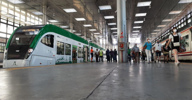 Tren-tranvia-del-Tranvia-de-la-Bahia-de-Cadiz-en-la-estacion-de-la-capital-gaditana-junto-a-un-tren-de-Cercanias.-A-AOP-ANDALUCIA-840x440.jpg