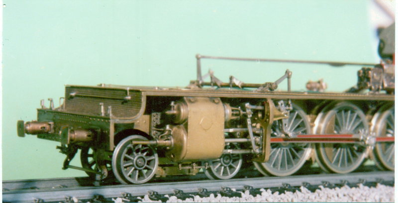 241-2001 bastidor locomotora 06.jpg