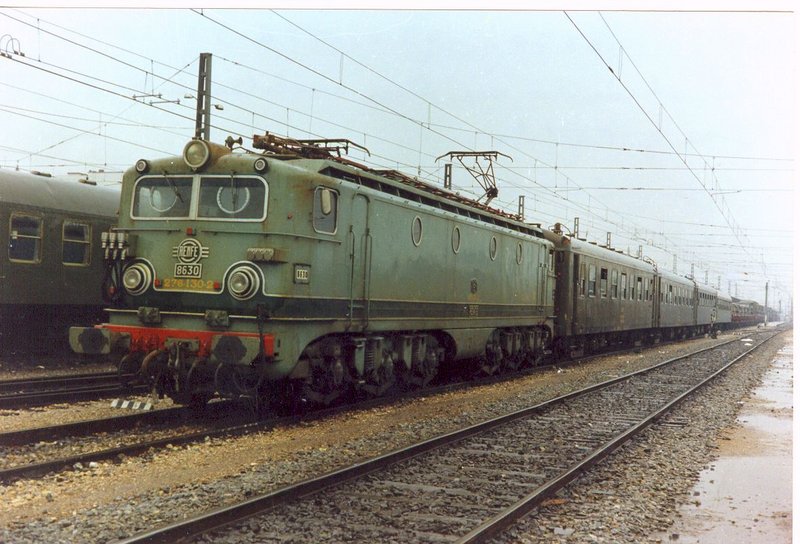 e68 8630 con un tren militar en Córdoba, año 1983.jpg