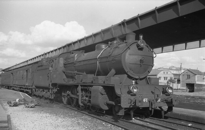 La 140-2512 del Ferrocarril Santander-Mediterraneo en la estación de BURGOS. 1966.jpg