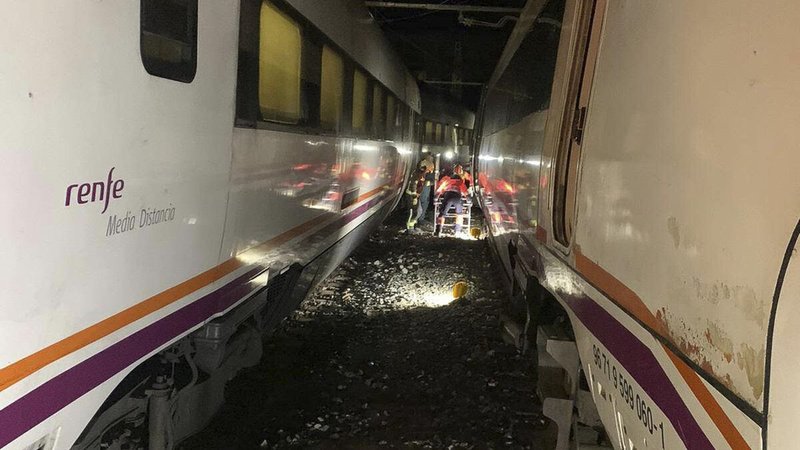 Bomberos-evacuan-pasajeros_1857725758_199420167_1200x675.jpg