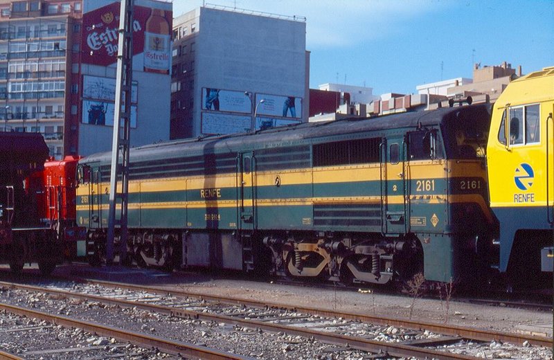 321-061 ''Ibertrén'' en la reserva. Vía 19, Valencia-Nord. 03-03-1995..jpg