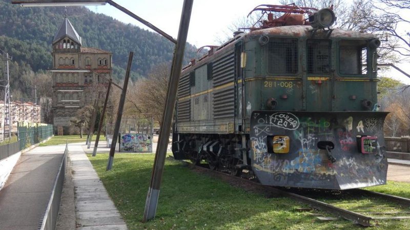 La locomotora 1002 que actualment hi ha al parc de l’estació foto JORDI REMOLINS.jpg