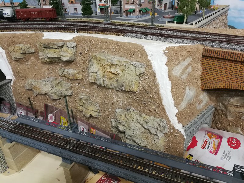 37 Pieza preparada con la tierra y las rocas fuera de la maqueta, una vez colocada..jpg