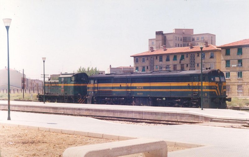 321-070 y la 303-202 estacionadas en Cuenca. 11-08-1993..jpg