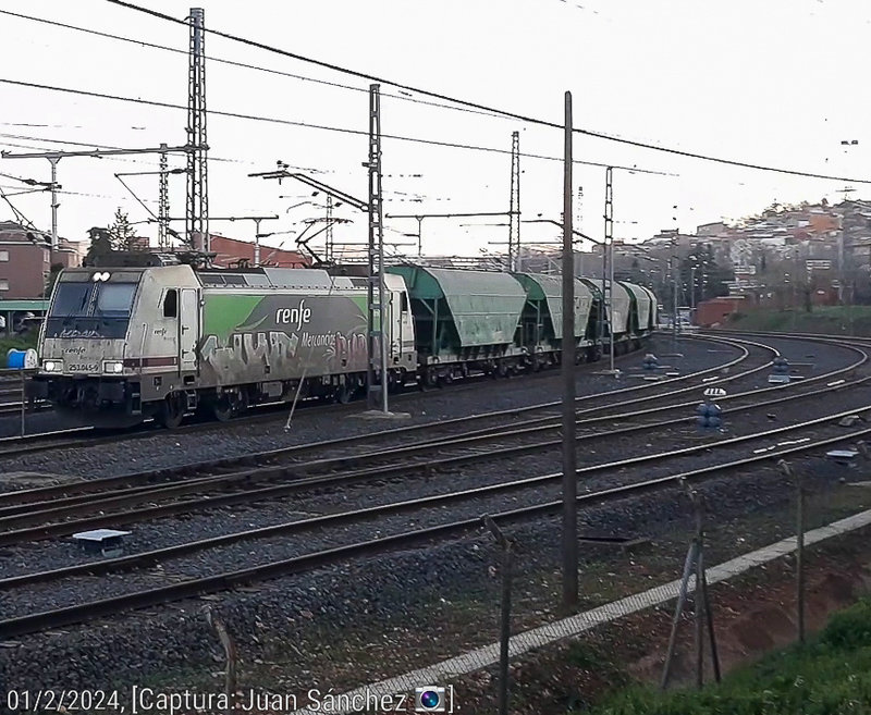 01-Renfe 253-045 + 12 TT5 pasando P.Llano.jpg