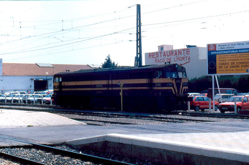 321-080 espera-4 comienza a moverse. Sagunto. 19-06-1995..jpg