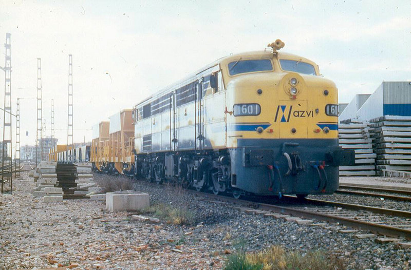 316-001 de AZVI con su tren de trabajos. Puzol. 30-01-1996..jpg