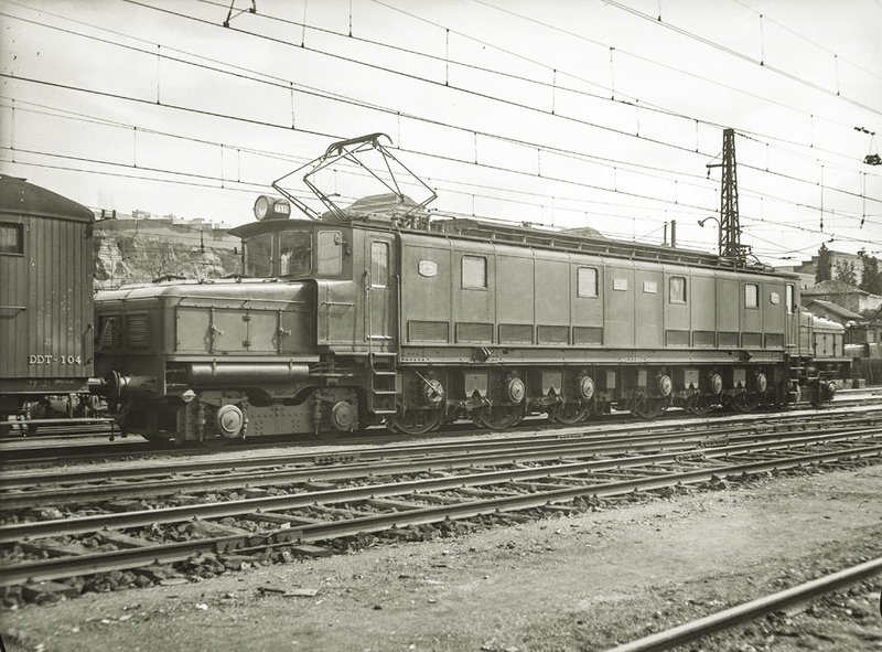 Locomotora 7511. Sin datos de lugar y fecha. Foto Otto Wunderlich. Fuente Fototeca del Patrimonio Histórico..jpg