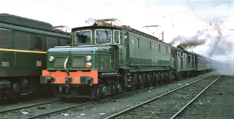 275-001 con un Expreso en Ávila 06-1960.  Peter Willen .jpg