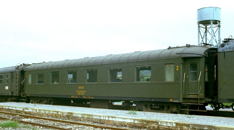 d129 BB-1.613 ex Norte en el Omnibus  Zaragoza - Canfranc en Santa María y la Peña.  Junio de 1976.jpg