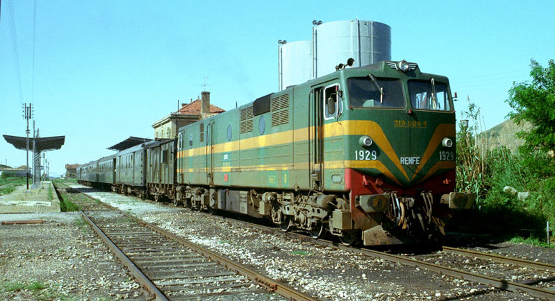 d129 319-029 remolcando el Omnibus  Zaragoza - Canfranc en Ayerbe. Junio de 1976.jpg