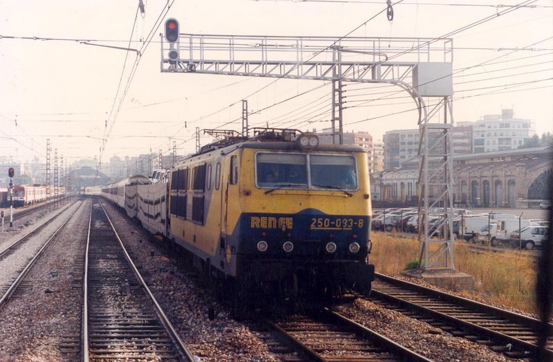 250-033 sale con un larguísimo Estrella ''Gibralfaro''. Desde un 592, Valencia-Nord. 18-08-1993..jpg