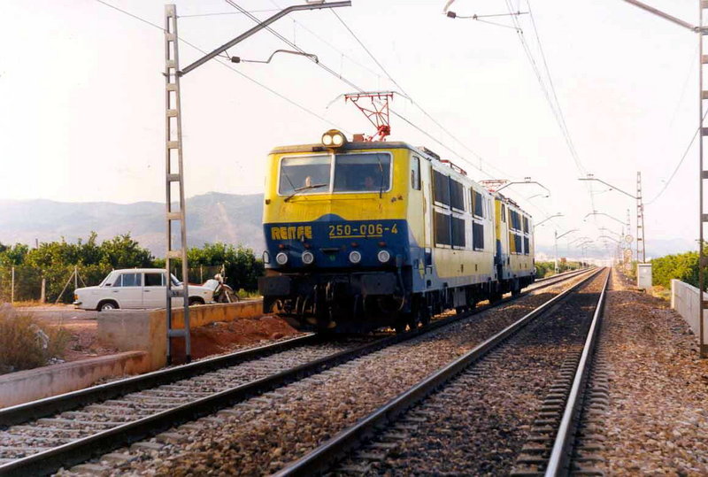 250-006 + 250-015 UM en pruebas de tensión de catenaria. El Puig, 19,03h. 02-09-1994..jpg