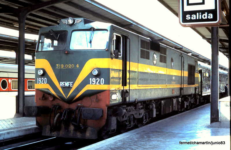 e69 Una flamante 1900 original encabeza el correo Madrid-Cuenca-Valencia cuando salía de Chamartin probablemente a causa de la remodelación de Atocha.jpg